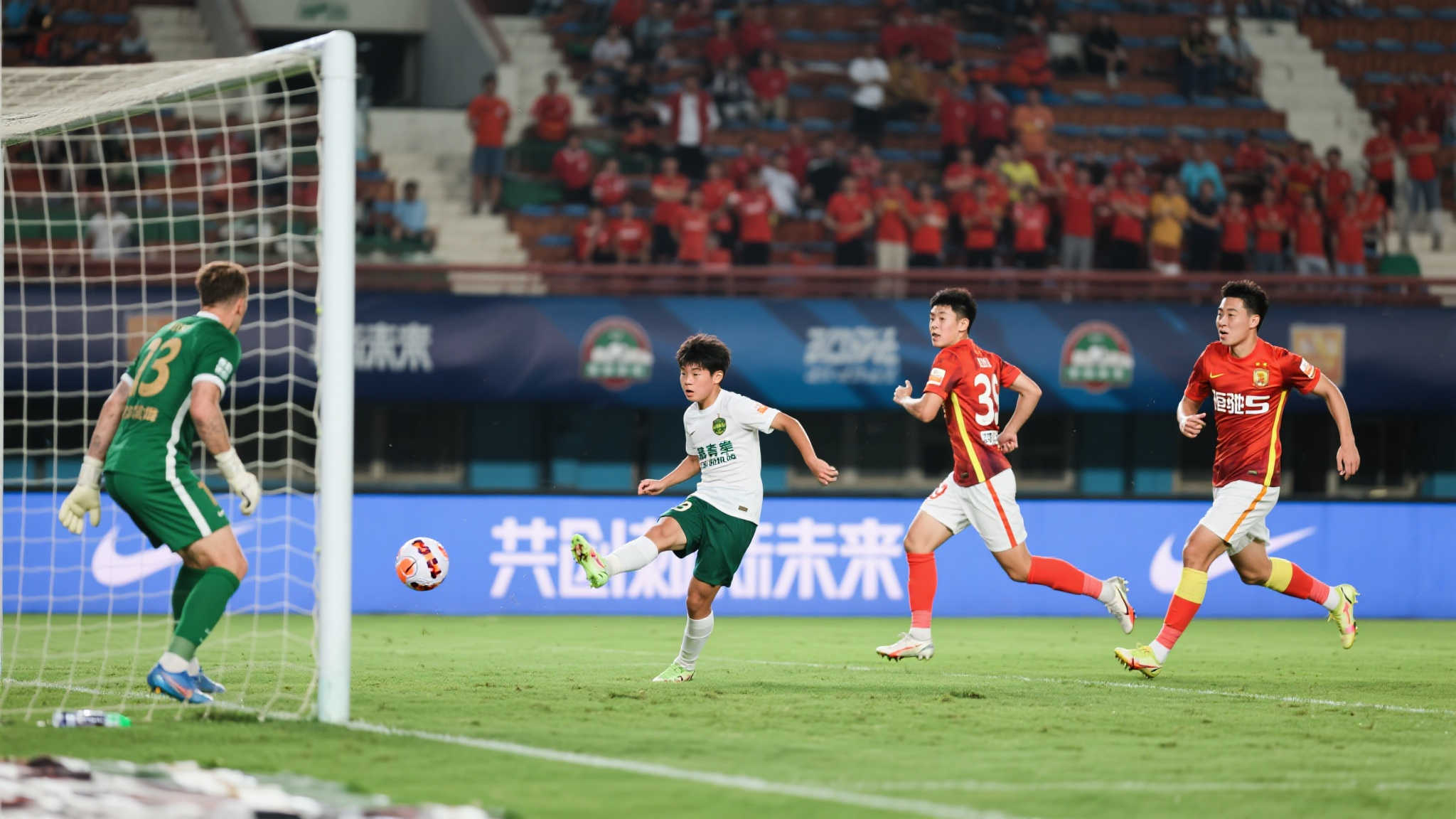 此次对决中的三粒重要进球，不仅体现出老将与新人之间